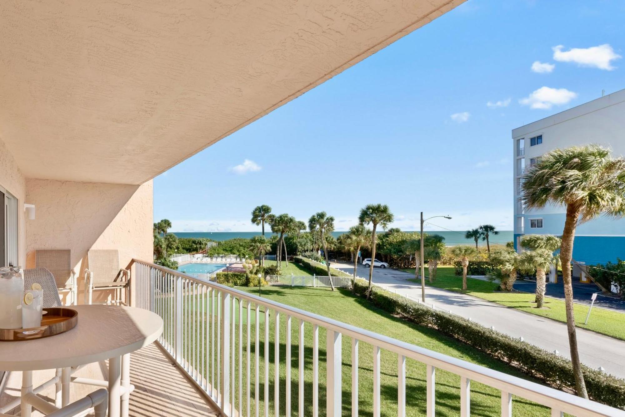 Cocoa Beach Towers Номер фото